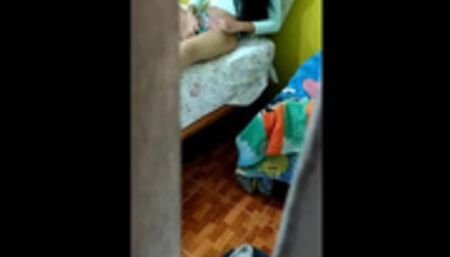 encuentro a mi amigo masturbandose y luego me la follo en todas las posiciones hasta correrme