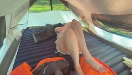 野外露营时，被睡在帐篷里模特女友的美腿诱惑，直接掏出鸡巴塞进她嘴里。