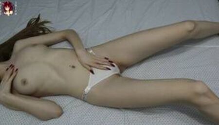 THE BLONDE JERKS OFF HER PUSSY BEFORE GOING TO BED AND CUMS FROM HER FINGERS