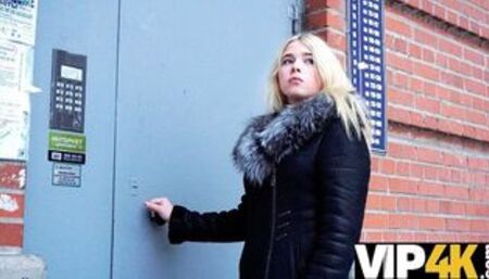 Wunderbare Friseurin hat kein Geld und Schuldeneintreiber fickt sie