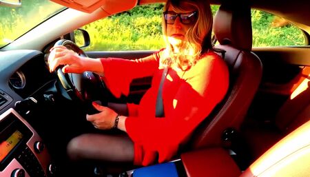 Amateur crossdresser Kellycd2022 masturbating in the sun