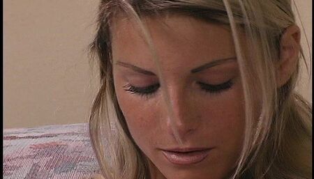 Smoking hot teen rubbing her pussy - solo female