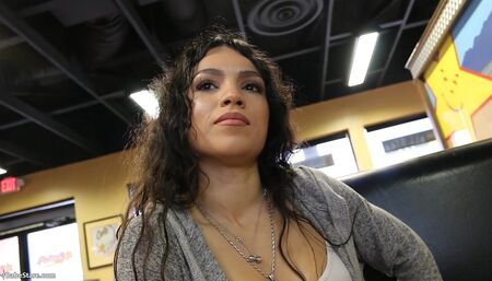 A hot burger date with Tia!