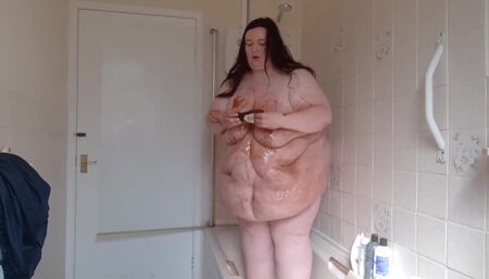 SSBBW covers body in chocolate sauce