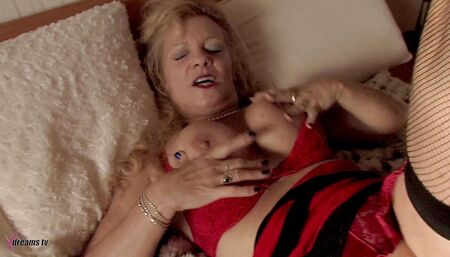 MILF pay her plumber with sex