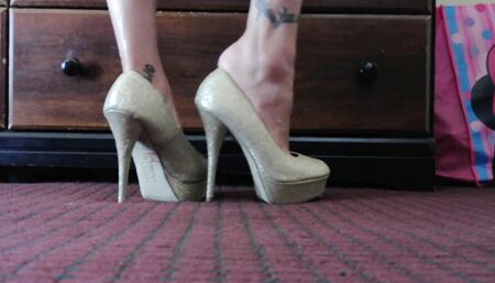 Standing shoeplay dipping