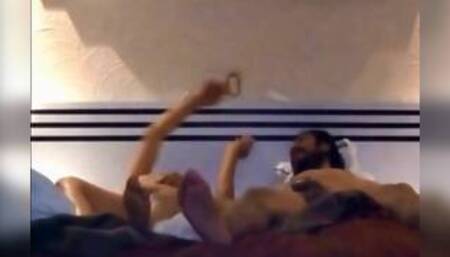 Mi esposa abierta de patas para ser penetrada por su amante