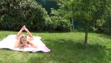 Natürliche Hängetitten MÄDCHEN anal gefickt