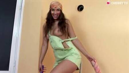 Brunette hottie toying herself