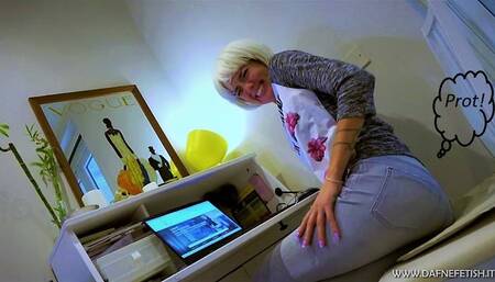 Nicole: la segretaria scureggiona - Nicole the farting secretary (Farting; Public farting)