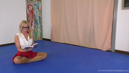 Schoolgirl Scramble! Sexy Cat Fight in Panthose & School Uniforms!