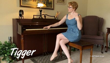 Tigger 9 Minute Sensual Nude Display