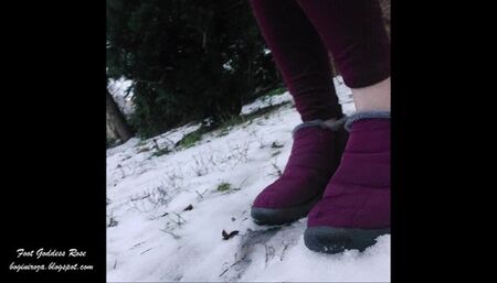 11 Size USA Feet barefoot on snow