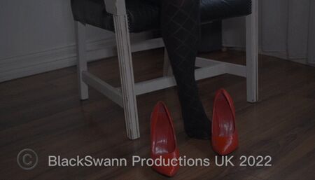 Femdom BlackSwann enjoys her smoke brake before the date ;)