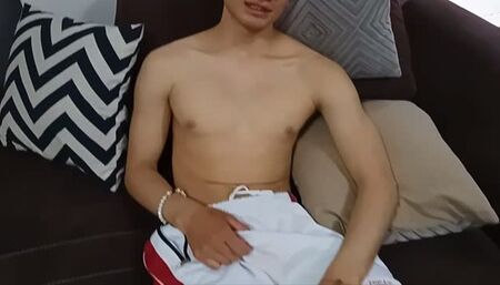 EDUARDO MUESTRA SUS PIES