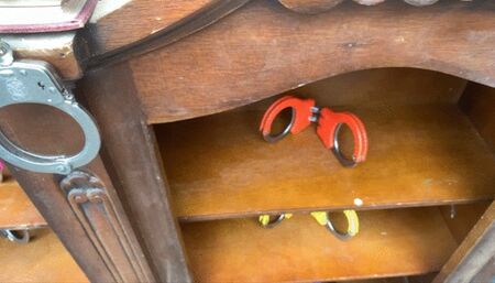 Stefy and Laura at the handcuffs museum