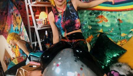 Smoking balloon B2P in latex leggings