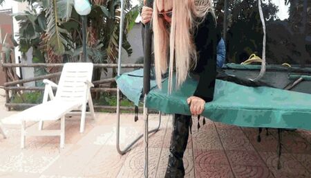 With a stuck foot on a trampoline MP4(1280x720)FHD