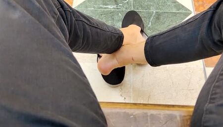 Shoeplay and dangling with summer shoes (avi)
