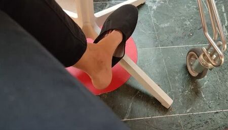 Shoeplay and dangling with light summer shoes