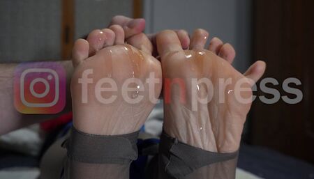 Linda Nylon Test goes to tickling 1080 MP4