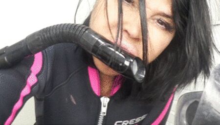 Snorkel babe has returned