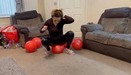 5 beach balls sit pop 4k