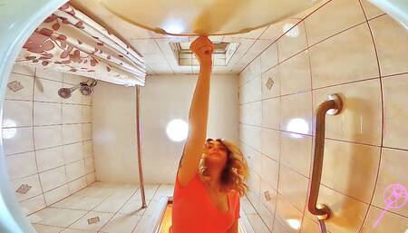 Bikini-Pops Emily Pissing