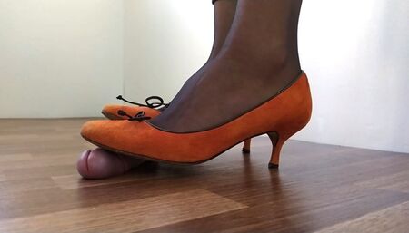 vintage orange suede pump close-up and orizzontal prospective