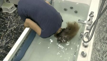 An invisible living in the bathroom MP4 HD 720p