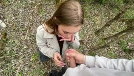 ОТСОСАЛА В ЛЕСУ ПОД ЗВУК ПТИЦ РИСКОВАННЫЙ МИНЕТ В ЛЕСУ