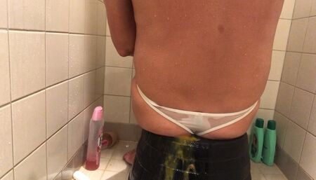 Buttcrush fun in the bathroom