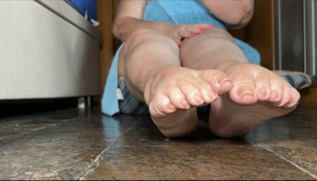 Juliette_RJ Natural Gorgeous Nails Closeu up Teasing and NAKED UNDER TOWEL - JOI - NATURAL TOE NAILS - JOI - SEXY TEASING - FOOT FETISH - LONG NAILS - NAILS BED - NATURAL NAILS - NO POLISH