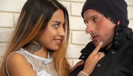 Das schlagfertige russische Luder Roxy Lips initiiert Sex, um Schulden hinauszuzögern