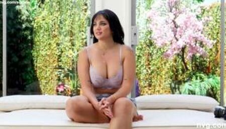 Thick PAWG decides that fucking a stranger will be okay with her boyfriend