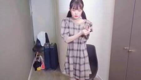 18岁刚刚成年身材和嫩穴紧实度不是开玩笑的嫩的出水的一级极品小萝莉挺瘦的但是手感肯定超级棒