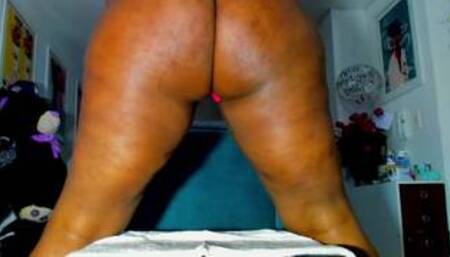 booty ebony shaking her oiled ass