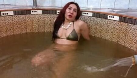 THE BEAUTIFUL MILF GODDESS REFRESHES HER MUSCULAR BODY IN THE HOT THERMAL WATERS