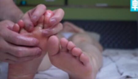 （ASMR）オイルマッサージしてたら気持ちよくてオナニーしだした女の子。性感帯マッサージで乳首などの性感帯を攻める。バイブをパンツの中に入れたらそれで自分から股間を押し当ててくる痴女。