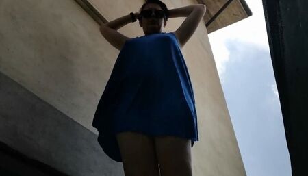 Upskirt pee in a outdoor public place avi