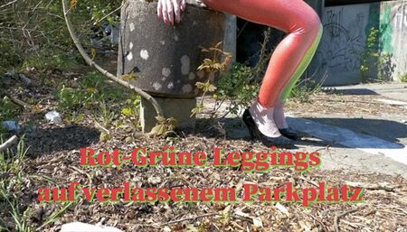 Red and green leggings on parking lot - Rot-grüne Leggings auf Parkplatz