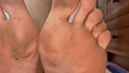 MILF DIRTY BAREFOOT