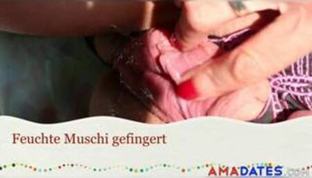 Feuchte Moese im Garten gefingert