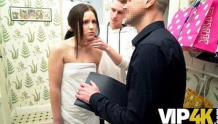 Le mari a baisé la chienne en laissant le collecteur de dettes la baiser