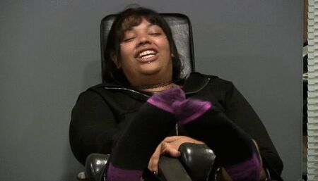 "Can I PLEASE get her socks off?" Destiny wants Navaes bare feet! LOW