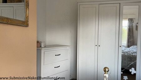 Cheerleader Ellie Roe Puts It All On Show As She Gets Her Coach To Check Her Over!