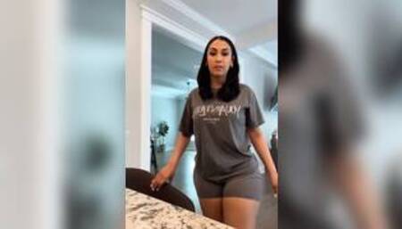 Queen Naija Exposes Camel Toe