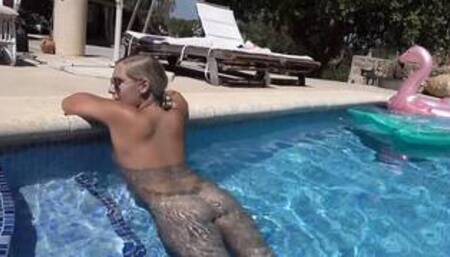 Nackt im Pool Sie wird gefickt