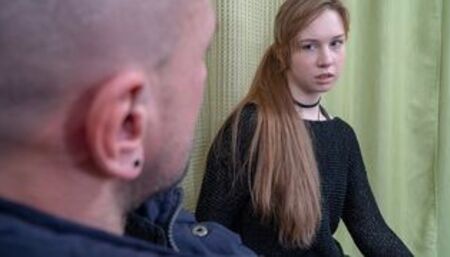 Deudora desempleada Alice Klay tiene que tomar la polla del hombre en el coño