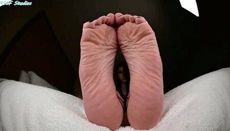 Lex lotions up her big soles!! - MOV